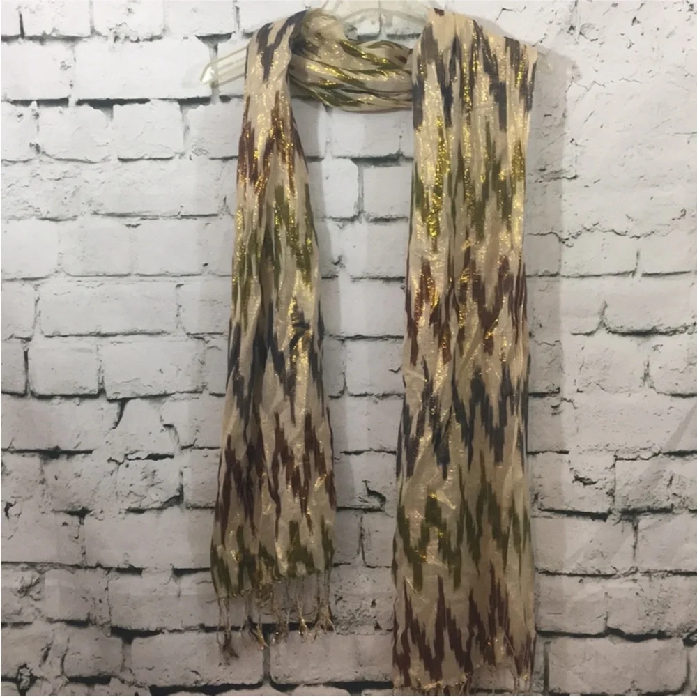 Nwot Beautiful scarf with gold